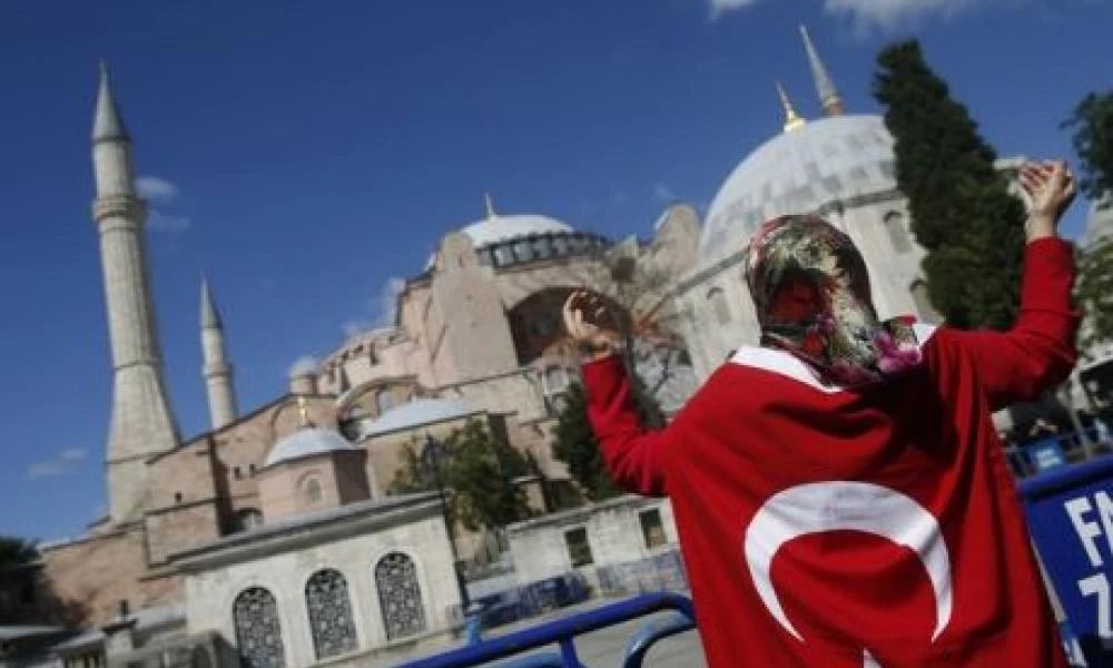 Υποστηρικτές του Ερντογάν: "Οι Δυτικοί να λογοδοτήσουν για τη μετατροπή 329 οθωμανικών κτιρίων σε εκκλησίες"